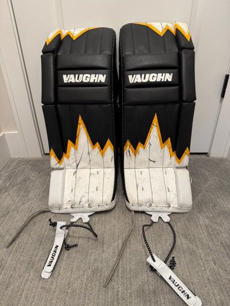 26" Vaughn V9 Goalie Leg Pads (Used)