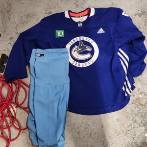 Vancouver Canucks Practice Jersey 58 with large socks