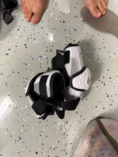 Medium Adult Nike Vandal Arm Pads (New)