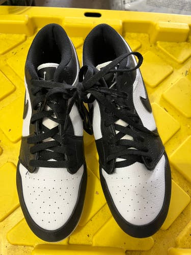 Unisex Size M 10.0 (W 11.0) Nike Low Top Molded Cleats (Used)