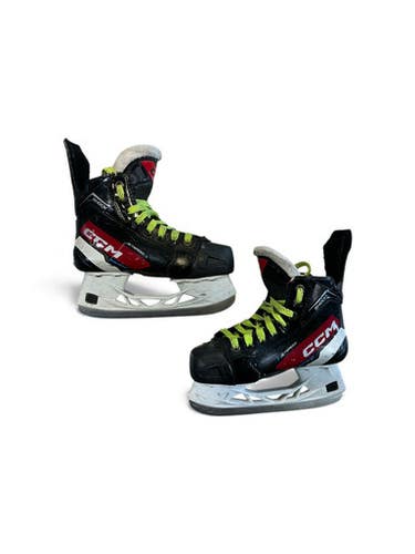Used CCM JETSPEED SHOCK Junior Hockey Skate Junior 02.5 11873-S000227769