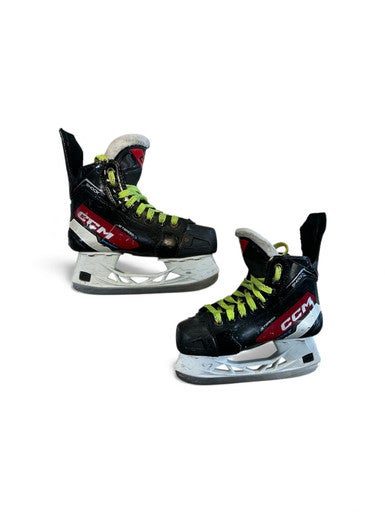 Used CCM JETSPEED SHOCK Junior Hockey Skate Junior 02.5 11873-S000227769