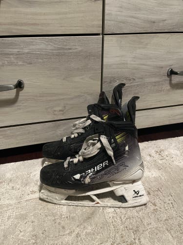 2023 Bauer Vapor Hyperlite 2 Hockey Skates Wide Width Size 5.5 (Used)