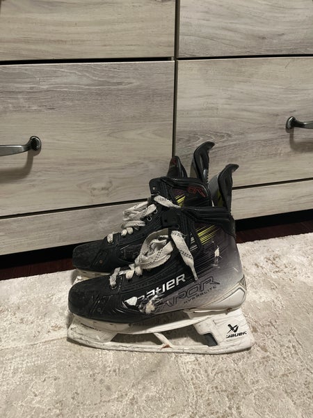 2023 Bauer Vapor Hyperlite 2 Hockey Skates Wide Width Size 5.5 (Used)