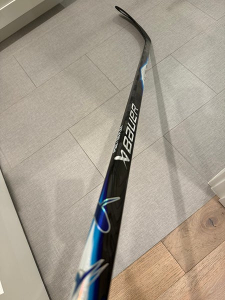 Intermediate Bauer Vapor FlyLite Right Handed Hockey Stick P92 65 Flex (New)