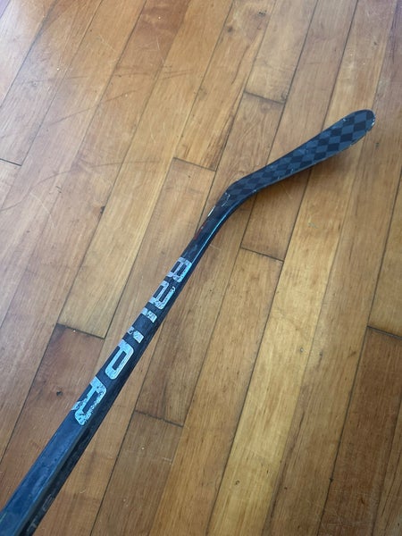 Senior Bauer Vapor Hyperlite 2 Right Handed Hockey Stick P28 77 Flex (Used)