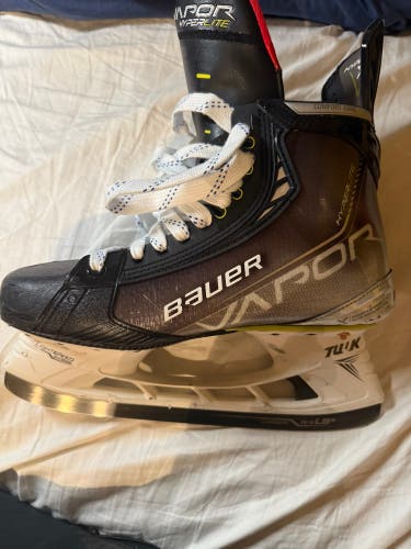 2021 Bauer Vapor Hyperlite Hockey Skates 9 (Used)