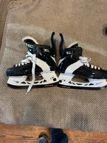 2024 CCM Tacks XF 652 Hockey Skates Regular Width 8.5 (Used)