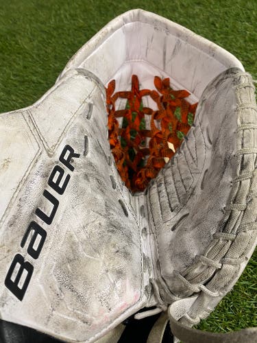 Bauer M5 Pro Goalie Glove | Junior Regular