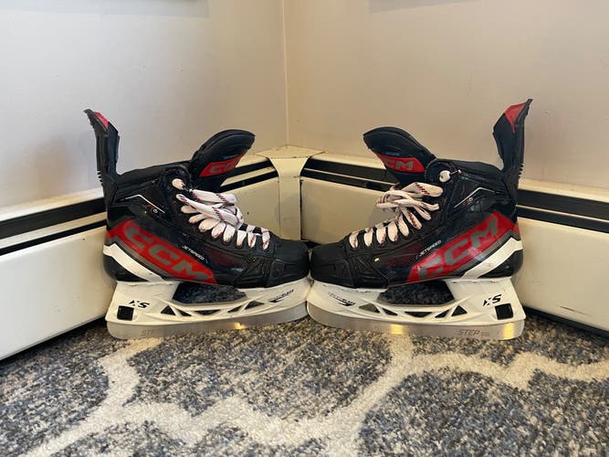 2023 CCM JetSpeed FT6 Pro Hockey Skates Regular Width 6 (Used)