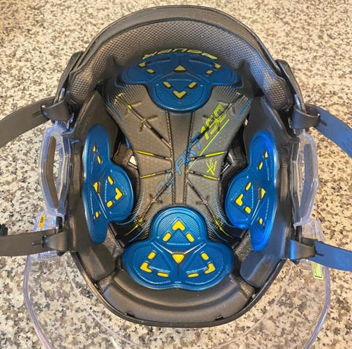 Medium Bauer  Re-Akt 150 Helmet