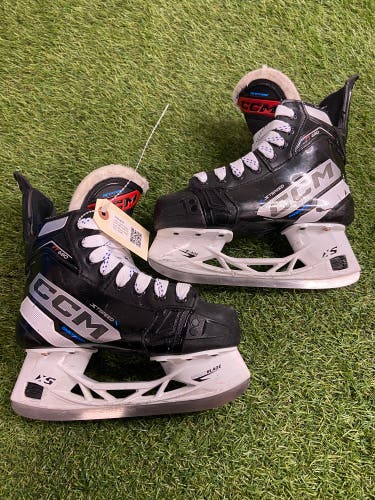 Junior CCM JetSpeed FT680 Hockey Skates Regular Width Size 2 (Used)