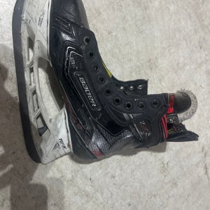 2019 Bauer Vapor 2X Hockey Skates Size 4.5 (Used)