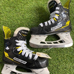 Junior Bauer Supreme M4 Hockey Skates Regular Width Size 2 (Used)