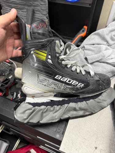 2023 Bauer Vapor Hyperlite 2 Hockey Skates Regular Width 8 (Used)