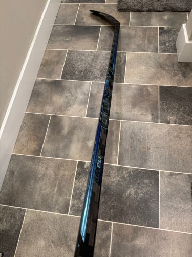 Unreleased CCM Vizion “2” Right Handed Hockey Stick P28 70 Flex (New)