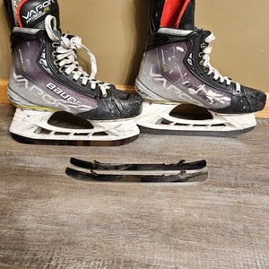 Bauer Vapor Hyperlite Hockey Skates Regular Width 6.5 (Used)