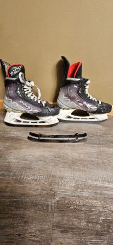 Bauer Vapor Hyperlite Hockey Skates Regular Width 6.5 (Used)