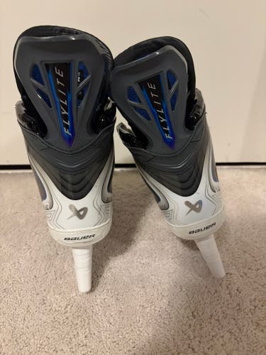 2025 Bauer Vapor Flylite Hockey Skates Regular Width 6 (Used)