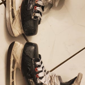 CCM Vapor X900 Hockey Skates Regular Width Size 5.5 (Used)