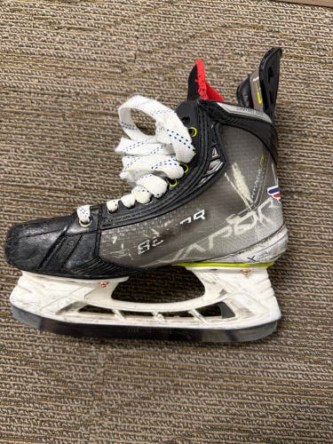 2021 Bauer Vapor Hyperlite Hockey Skates Regular Width Size 4.5 (Used)