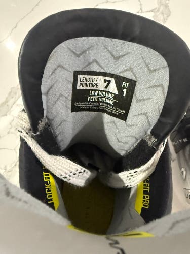 2023 Bauer Vapor Hyperlite 2 Hockey Skates 7 (Used)