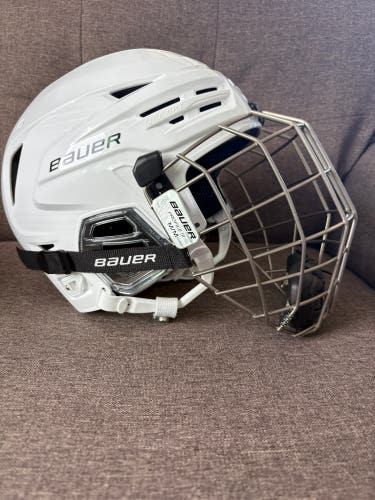 Medium Bauer Re-Akt 85 Helmet (New)