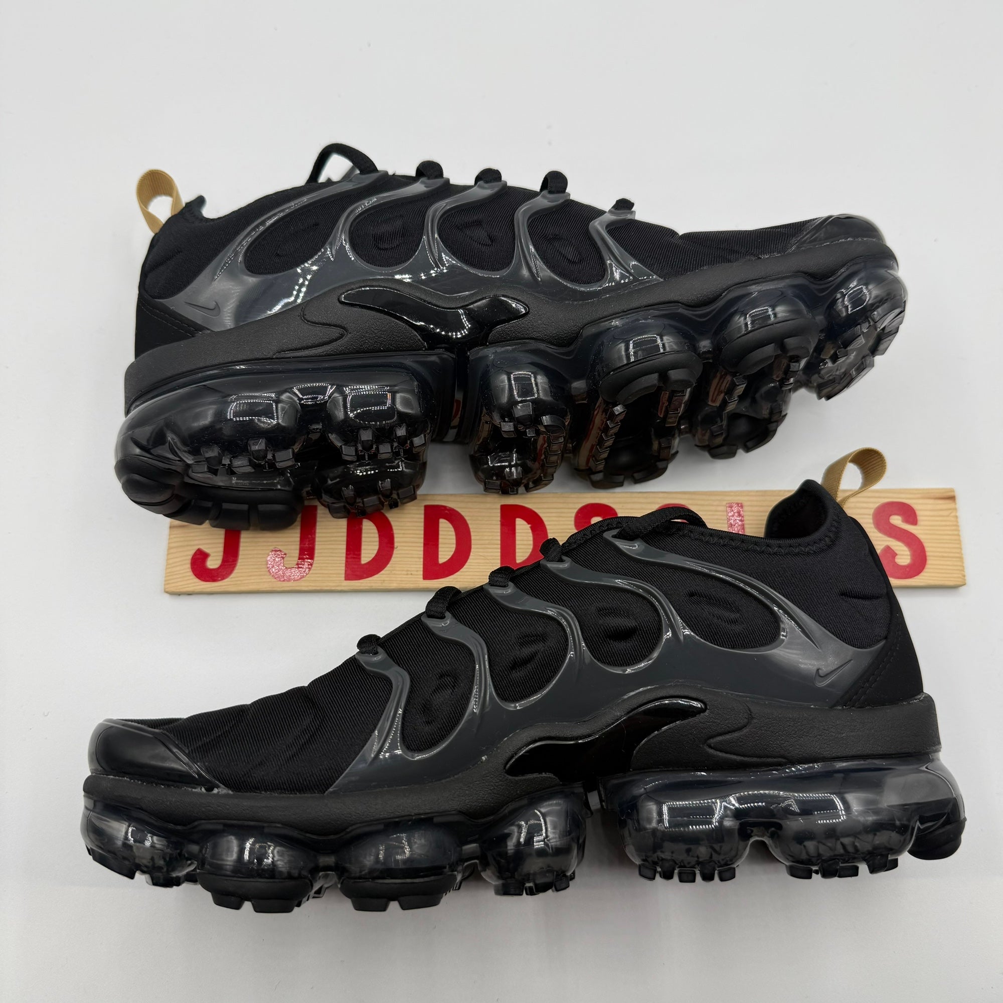 air vapormax plus black metallic gold