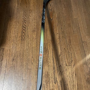 Intermediate Bauer Vapor Hyperlite Right Handed Hockey Stick P28 55 Flex (Used)