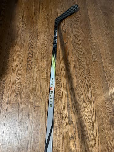 Intermediate Bauer Vapor Hyperlite Right Handed Hockey Stick P28 55 Flex (Used)