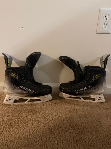 2023 Bauer Vapor Hyperlite 2 Hockey Skates Regular Width 7 (Used) no steel
