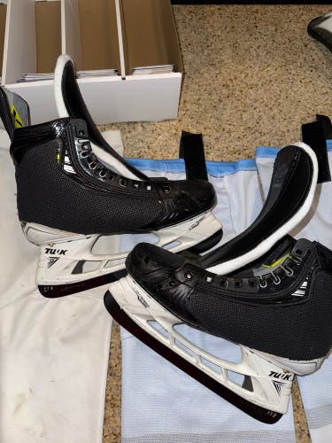 2023 Bauer Vapor Hyperlite 2 Hockey Skates Regular Width Pro Stock 8.5 (Used)