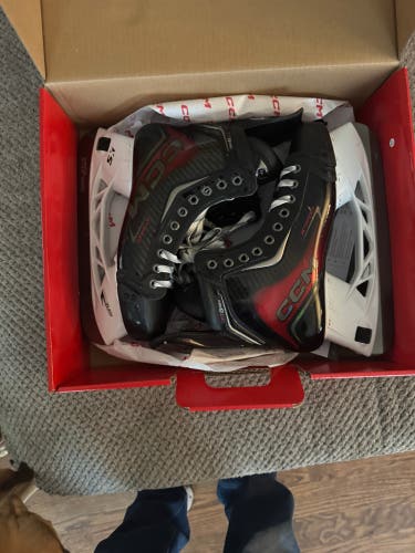 2025 CCM JetSpeed FT8 Pro Hockey Skates Regular Width 8.5 (New)
