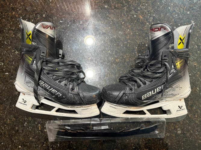 2023 Bauer Vapor Hyperlite 2 Hockey Skates Regular Width 6.5 (Used)