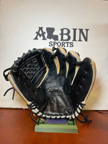 Wilson A2000 RH Softball/Baseball Glove 12" (Used)