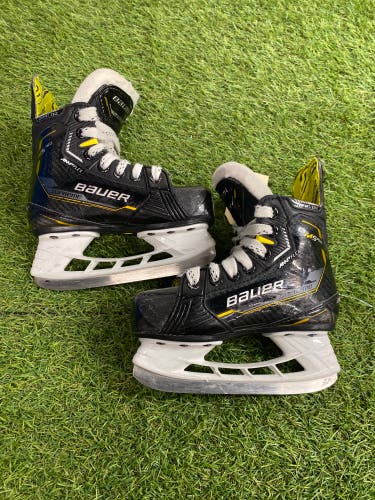 Youth Bauer Supreme M5 Pro Hockey Skates Regular Width 10.5 (Used)
