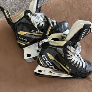 2022 CCM AS-V Pro Hockey Skates Wide Width Size 4 (New)