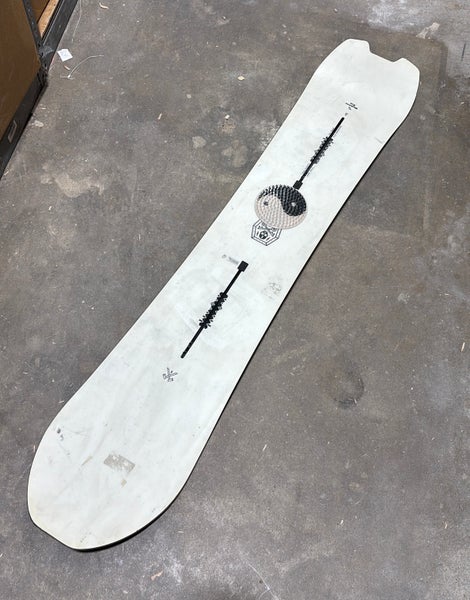 Men's Burton Skeleton Key Snowboard All Mountain Without Bindings Medium Flex Directional 154 cm (Us