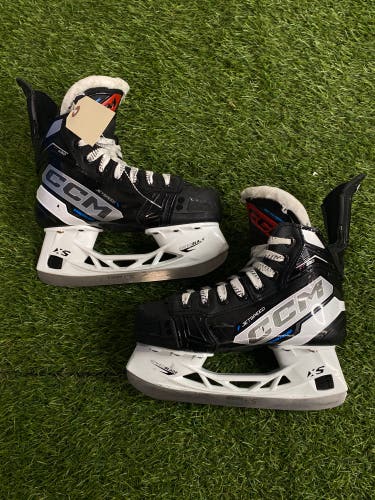 Junior CCM JetSpeed FT680 Hockey Skates Regular Width Size 1 (Used)