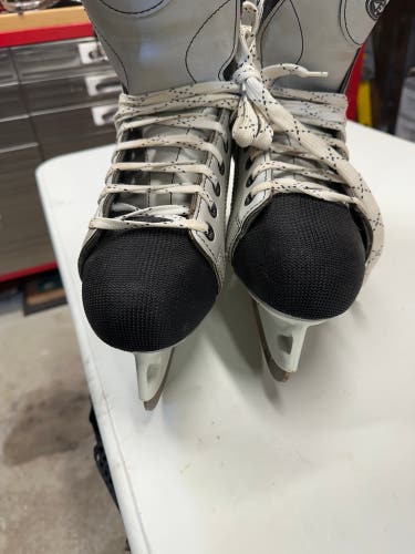 Easton Magnum Hockey Skates Regular Width 11 (Used)