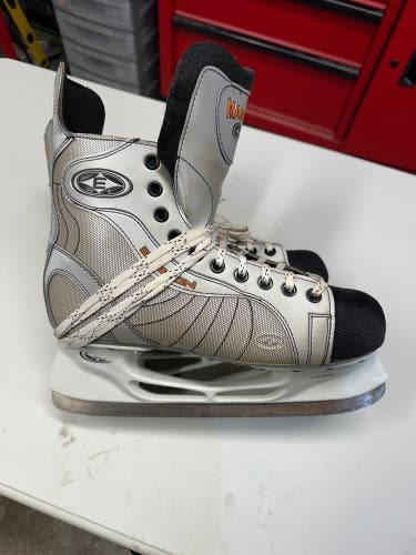 Easton Magnum Hockey Skates Regular Width 11 (Used)