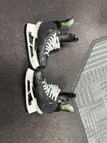 2023 Bauer Vapor Hyperlite 2 Hockey Skates Pro Stock 8.5 (Used)