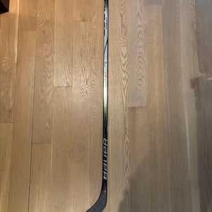Intermediate Bauer Vapor Hyperlite 2 Right Handed Hockey Stick P28 65 Flex (New)
