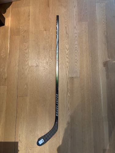 Intermediate Bauer Vapor Hyperlite 2 Right Handed Hockey Stick P28 65 Flex (New)