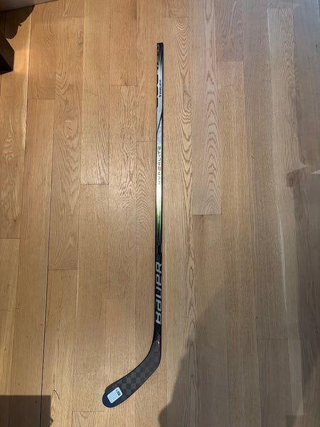 Intermediate Bauer Vapor Hyperlite 2 Right Handed Hockey Stick P28 65 Flex (New)