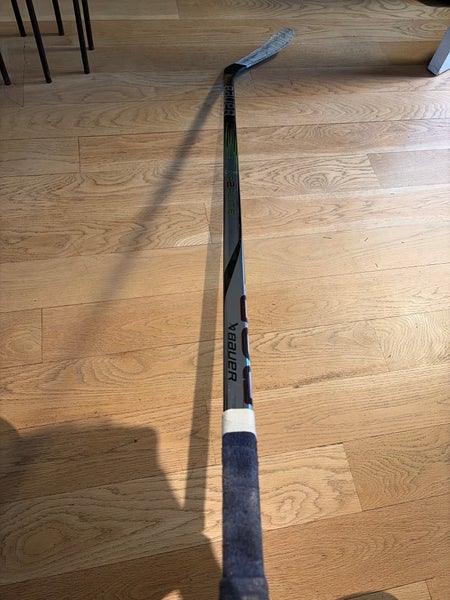 Intermediate Bauer Vapor Hyperlite 2 Hockey Stick P28 65 Flex (Used)