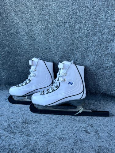 CCM Figure Skates B Junior 6 (Used)