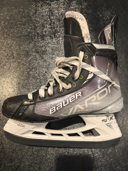 2021 Bauer Vapor Hyperlite Hockey Skates Regular Width Pro Stock 7.5 (Used)