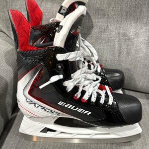 2025 Bauer Vapor Fly30 Hockey Skates Regular Width 9 (Used)