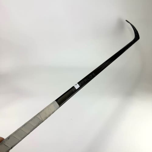 Used Right Black Bauer Vapor Hyperlite 2 | 87 Flex Mackinnon Pro Curve Grip | F304